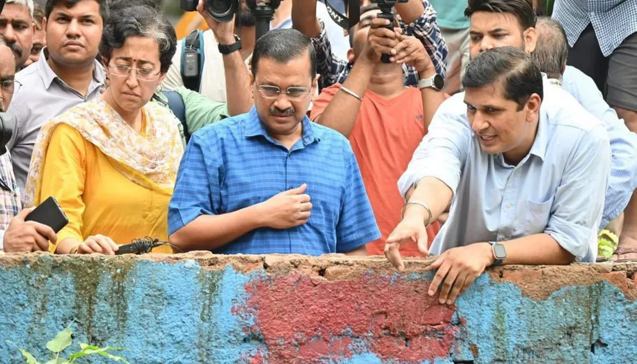 Arvind Kejriwal, Atishi Marlena and Saurabh Bharadwaj inspecting Delhi floods