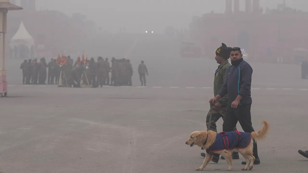 Very poor air quality in Delhi, minimum temperature recorded at 6 deg C
