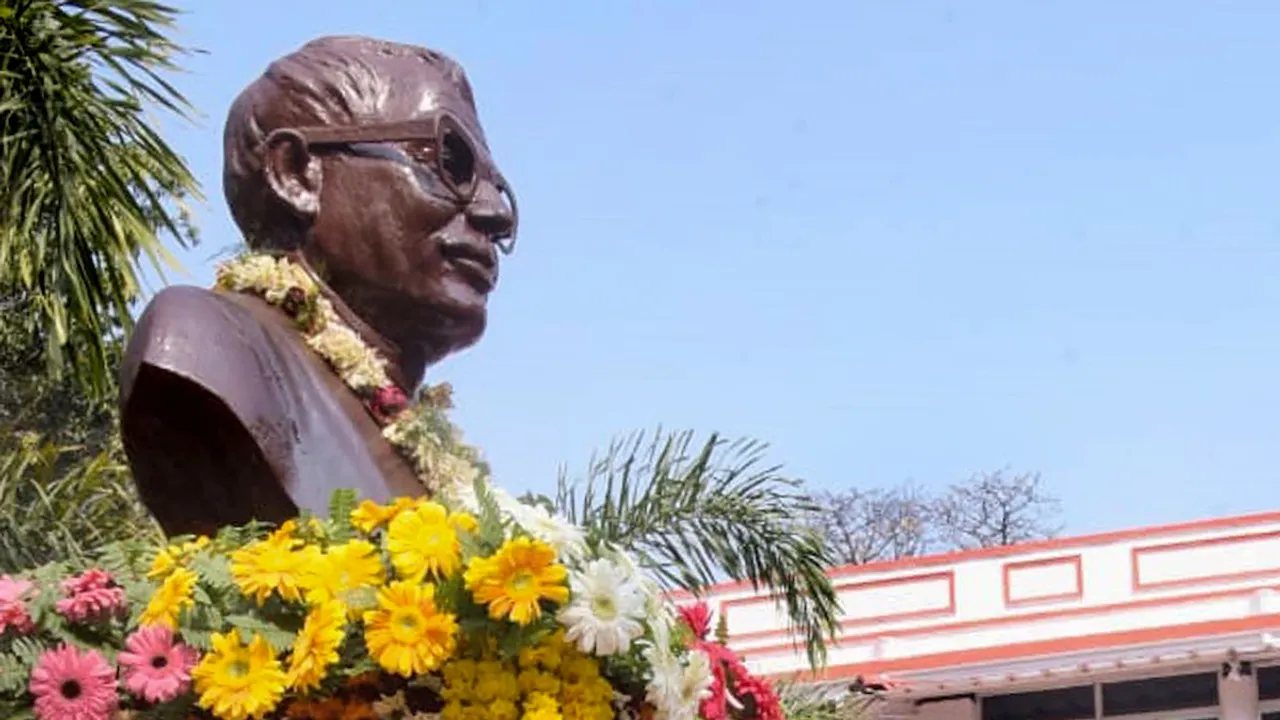 A statue of Karpoori Thakur