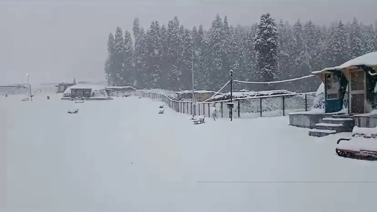 Kashmir receives snowfall