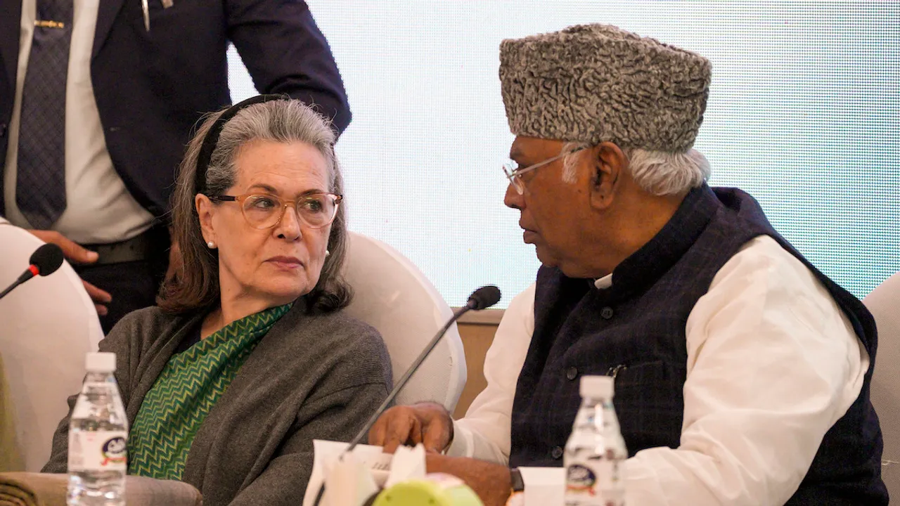 Congress President Mallikarjun with party leader Sonia Gandhi during the ‘Congress Working Committee Meeting’, at AICC headquarters, in New Delhi, Thursday, Dec. 21, 2023.