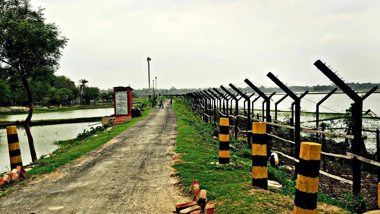 India Bangladesh border.jpg