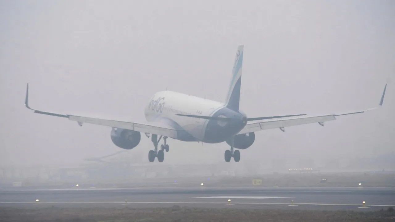 Delhi Airport Fog image Flight Delay Kolkata Airport Srinagar Airport Aviation Indigo