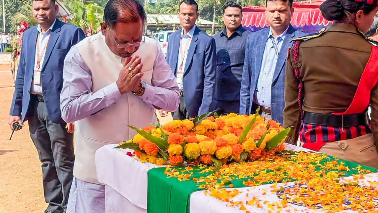 Emotional scenes at wreathlaying ceremony for martyrs of Naxal