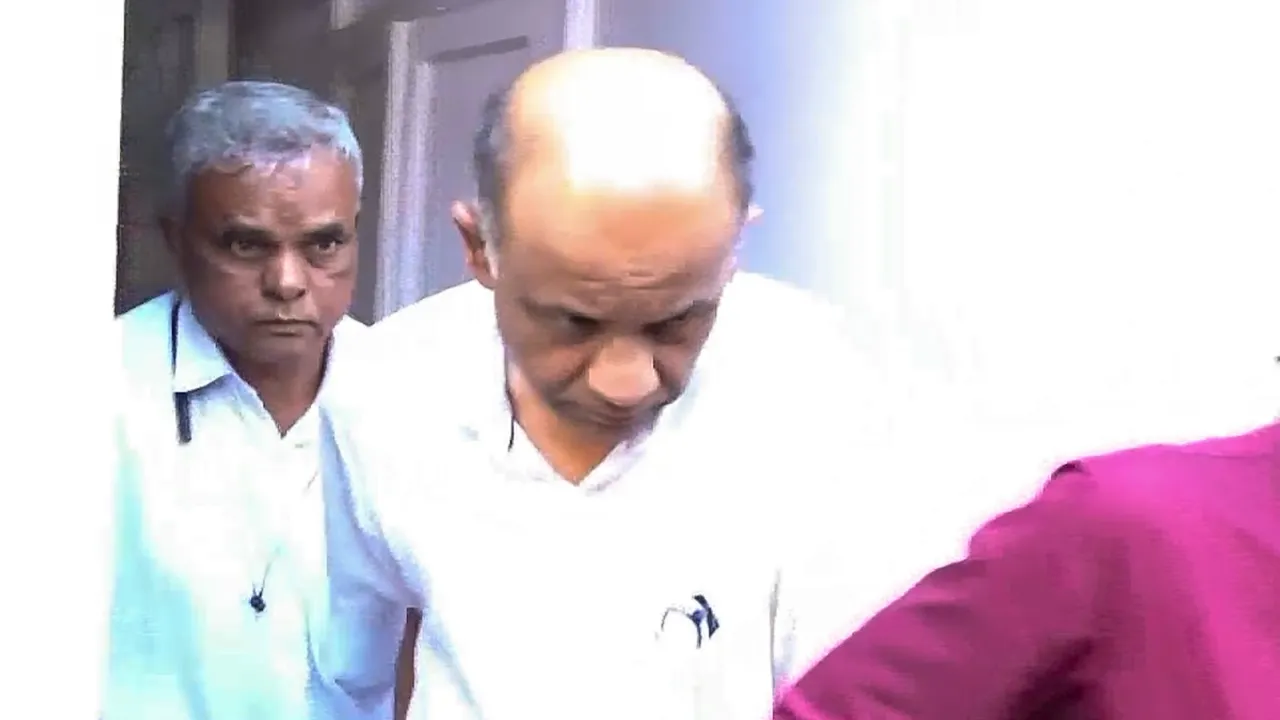 Hitesh Mehta, General Manager and Head of Accounts at New India Cooperative Bank, being taken by the EOW officers after a court granted him a 5-day custody in Mumbai on Sunday, Feb. 16, 2025.