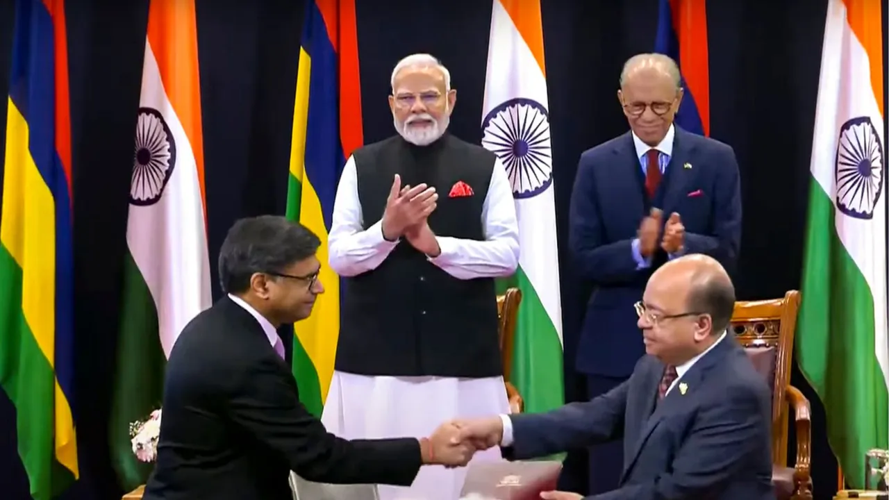 Prime Minister Narendra Modi and Mauritius Prime Minister Navinchandra Ramgoolam during a joint press meet, in Mauritius.