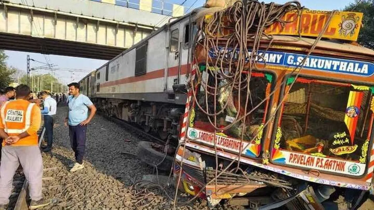 Amravati Express hits truck