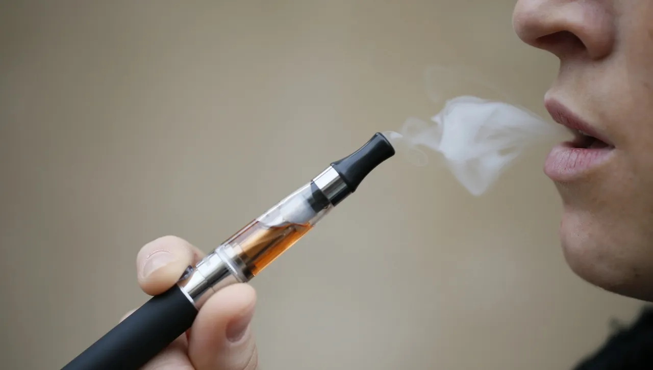 Long use of e-cigarettes may lead to drug addiction: health experts