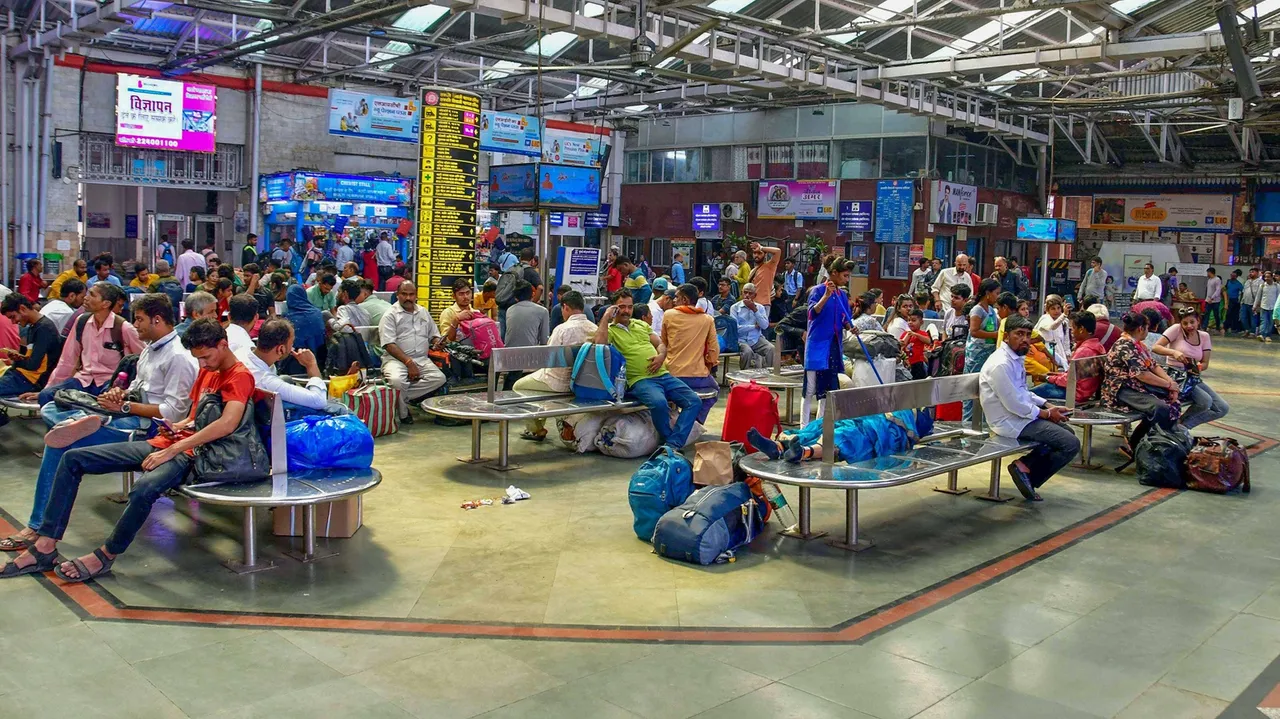 Dhule-CSMT Express engine failure hits suburban train traffic in Mumbai