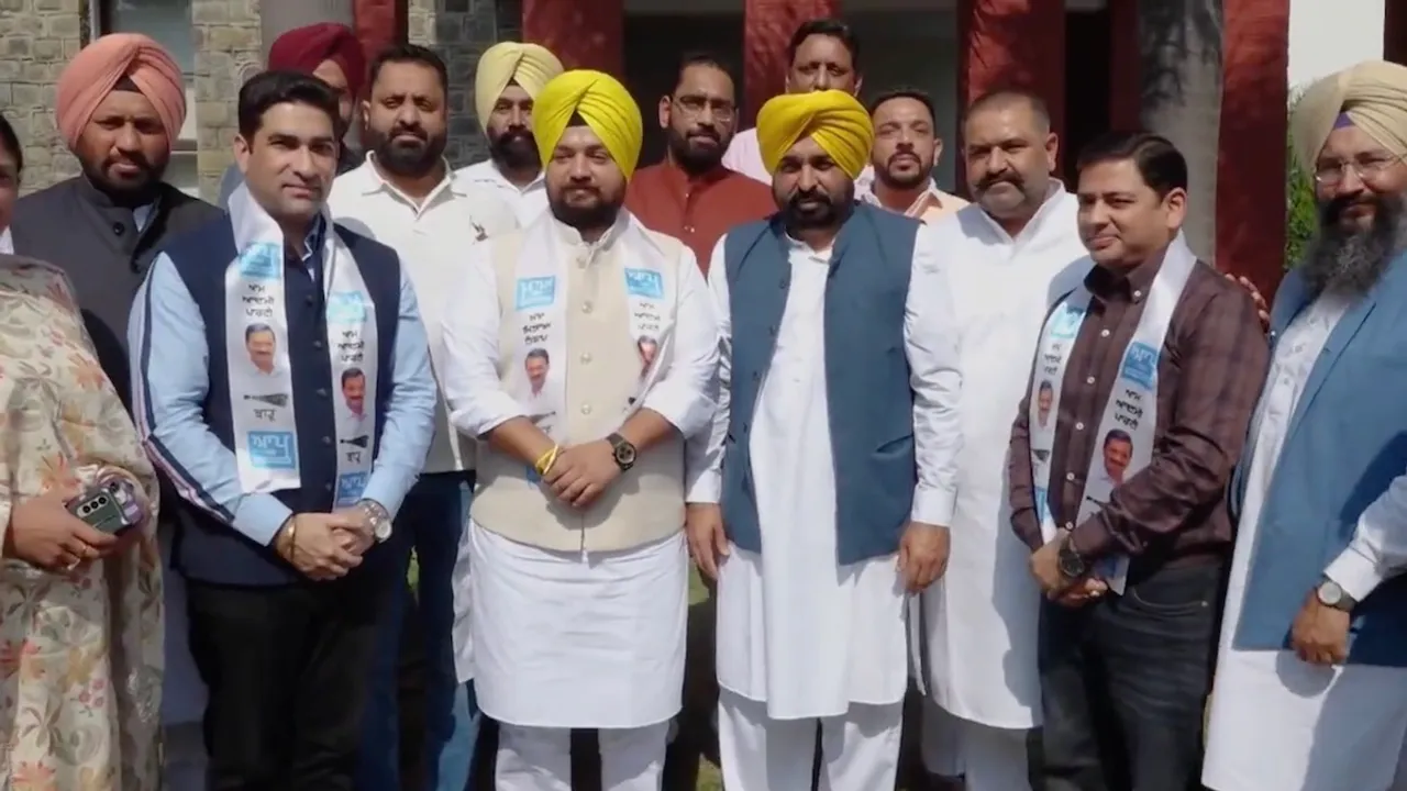 10 Congress councillors from Jalandhar join AAP