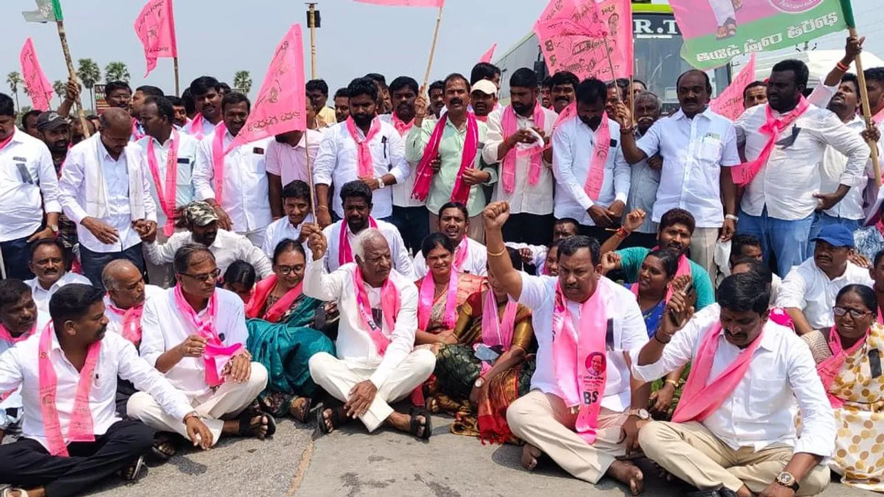 Bharat Rashtra Samithi (BRS) MLA Kadiyam Srihari leading a protest against the arrest of the party MLC K Kavitha by Enforcement Directorate, at Station Ghanpur on Saturday.