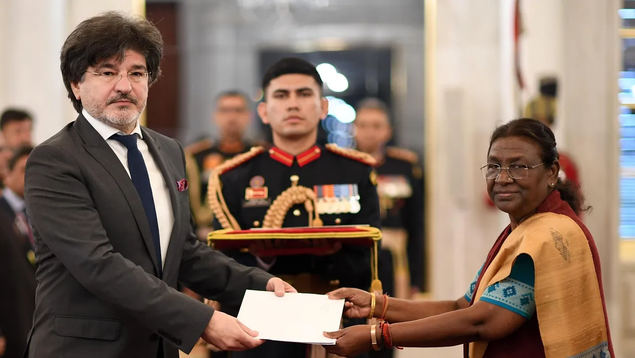 President Murmu receives credentials from envoys of six nations