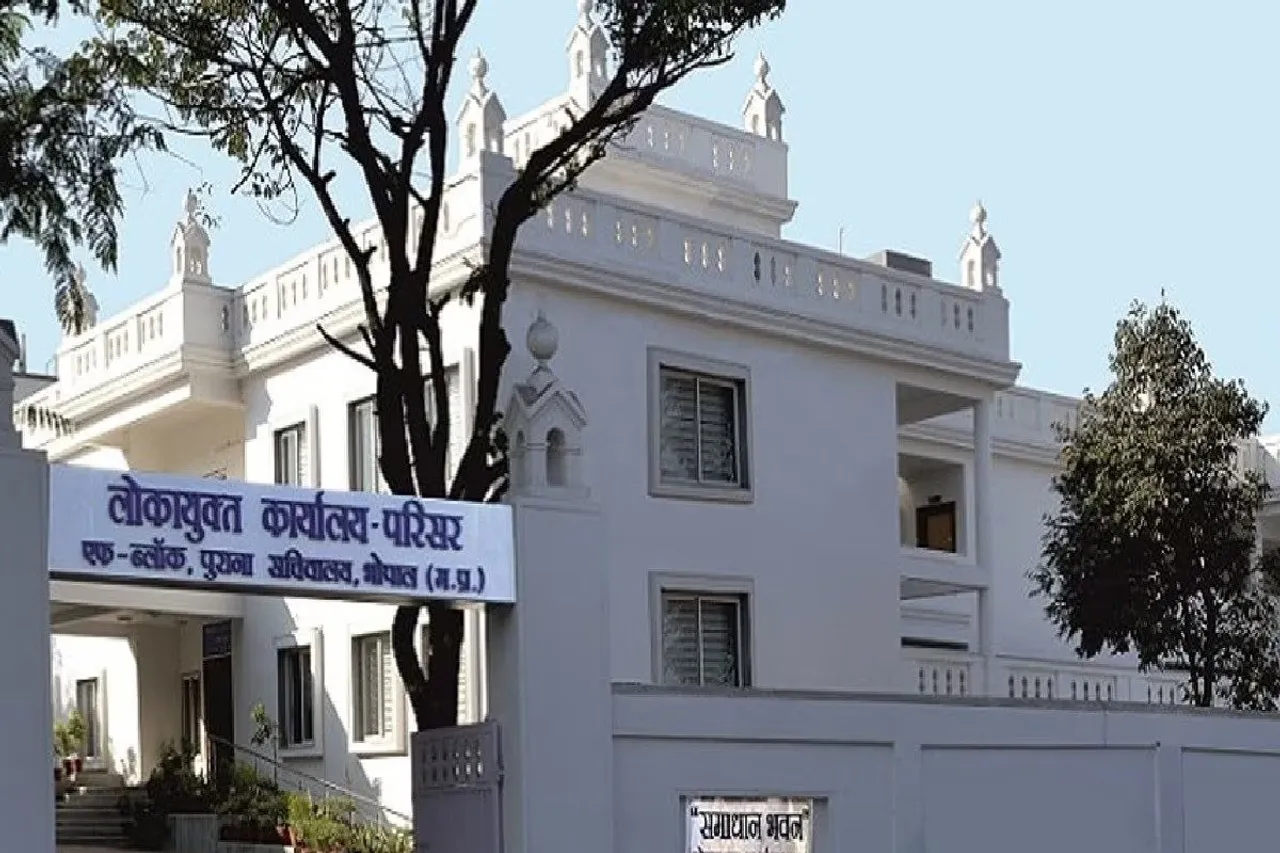 Madhya Pradesh: Lokayukta traps health official taking Rs 10,000 bribe