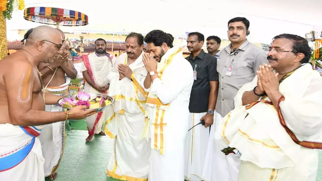 AP CM participates in concluding day of yagnas for welfare of state