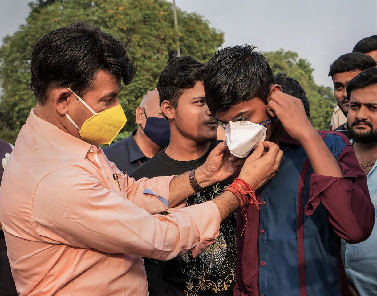 Manoj Tiwari BJP Delhi Pollution Mask