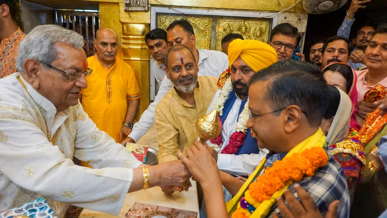 Delhi CM Arvind Kejriwal, Bhagwant Mann offer prayers at Delhi's Hanuman temple