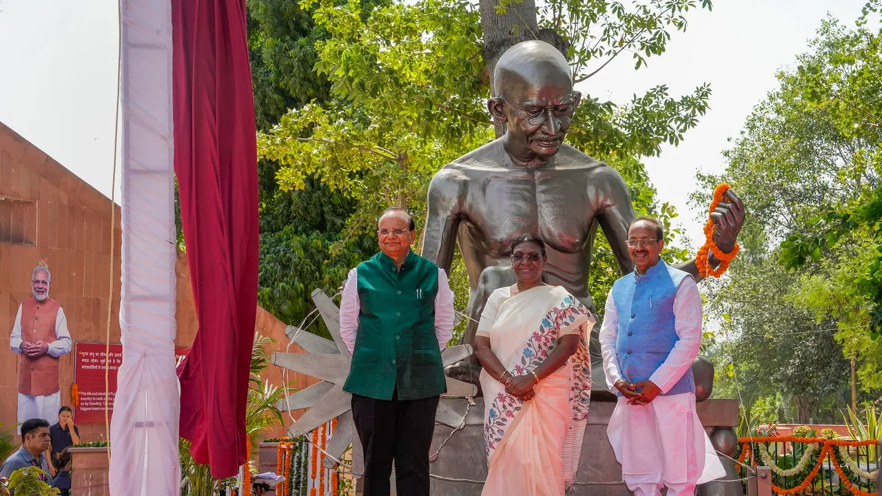 Mahatma gandhi statue G20.jpg