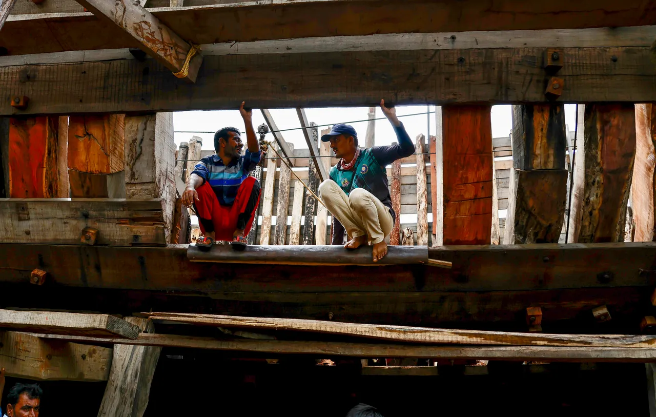 Ship-builders of Mandvi on Gujarat coast fear cyclone fury
