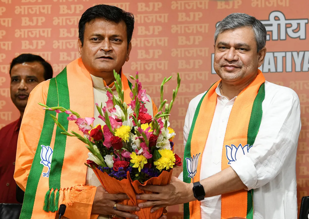 Former JD(U) leader Ajay Alok joins BJP