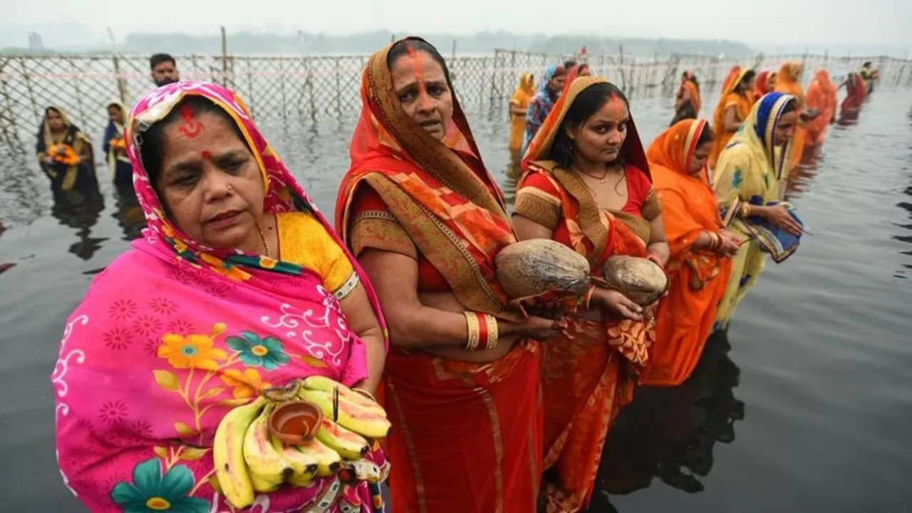 Chhath Puja Yamuna river delhi.jpg