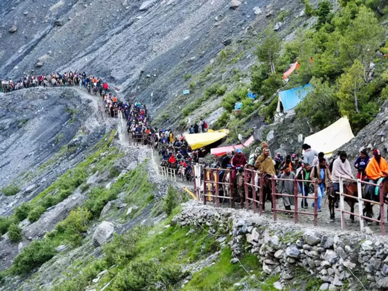 Amarnath Yatra 2023 JammuKashmir LG Flags off First Batch of Pilgrims