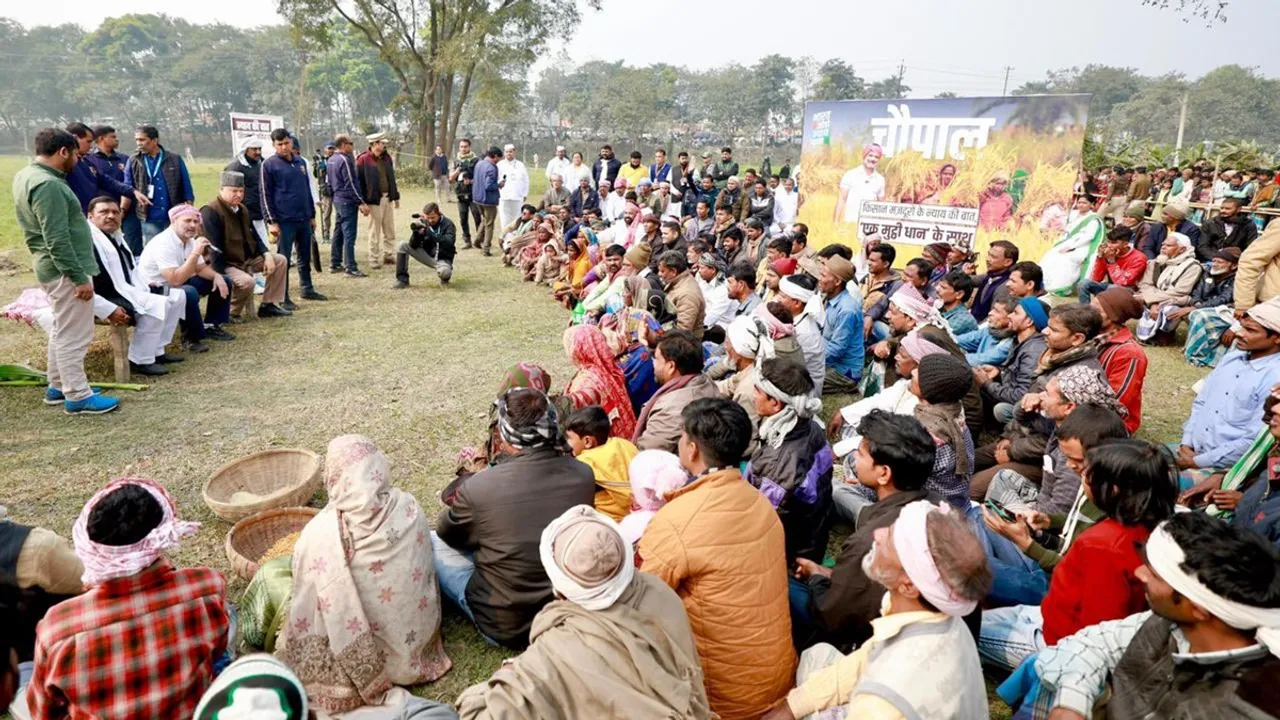 Rahul gandhi interacting with farmers in the Purnea district of Bihar