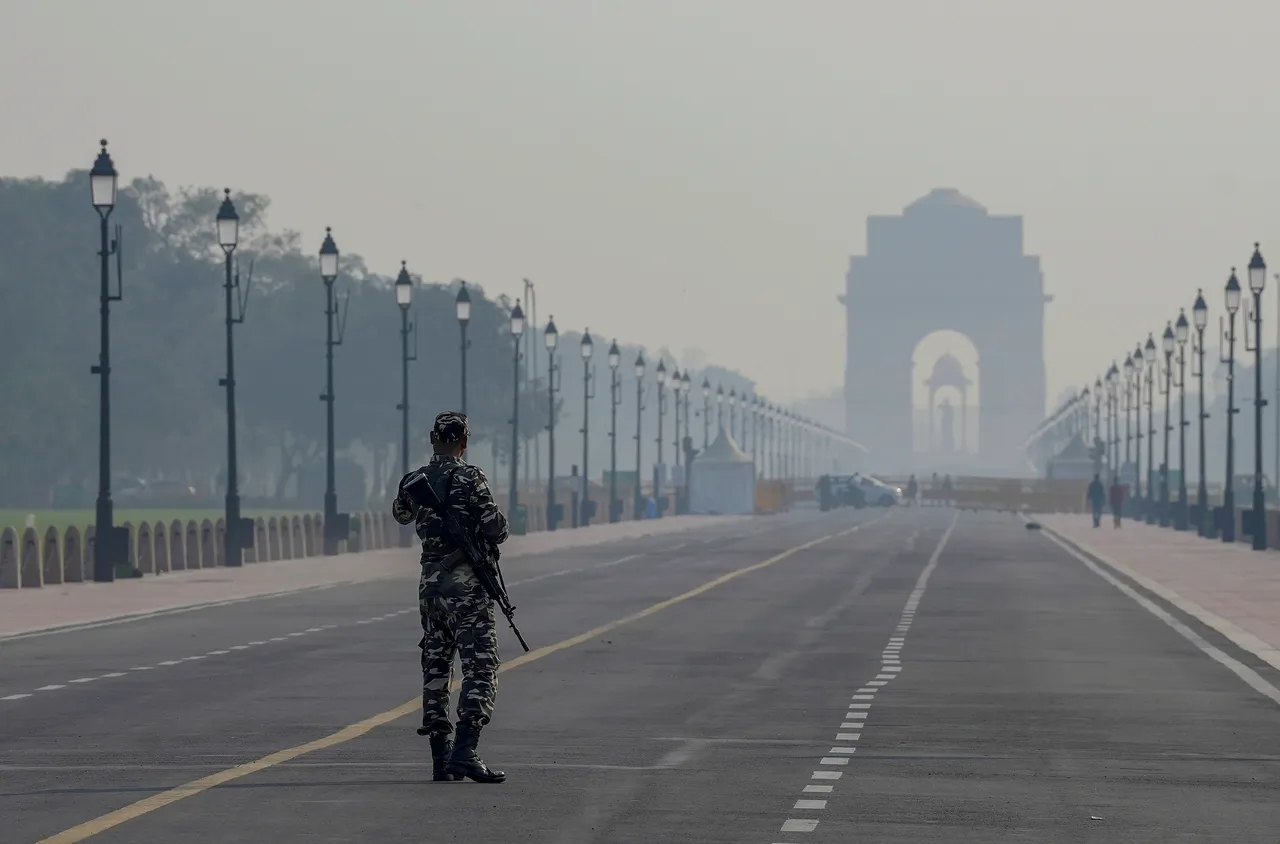 India gate Delhi Smog Pollution Air