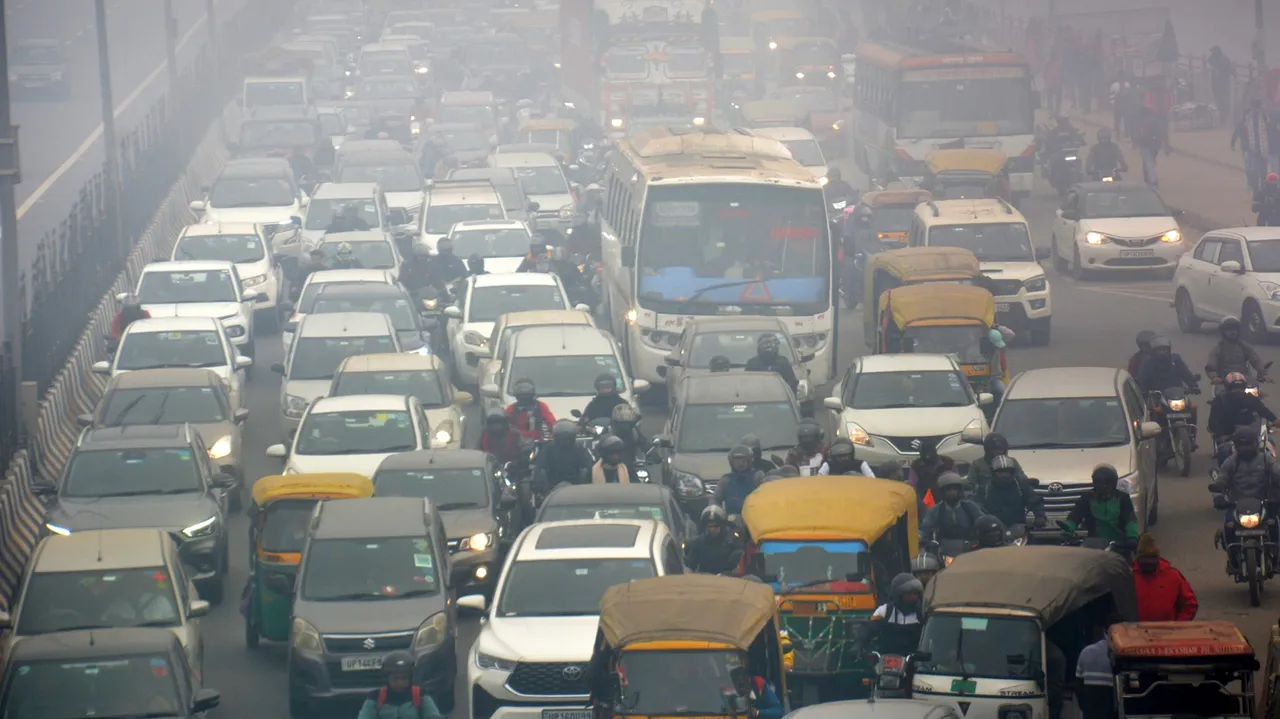 AAP, BJP protests: Long traffic jams choke Central Delhi
