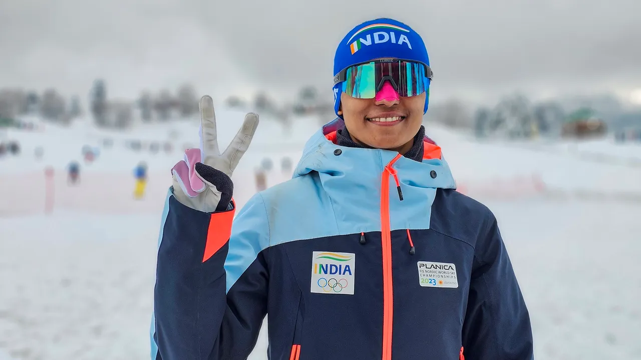 Bhavani Thekkada representing Karnataka team flashes victory sign after winning the gold medal in 5 km race during the 4th edition of the Khelo India winter games, in Gulmarg