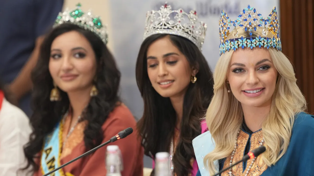 Miss World Karolina Bielawska (R), Miss World America Shree Saini (L) and Miss World India Sini Shetty during a press conference, in Srinagar