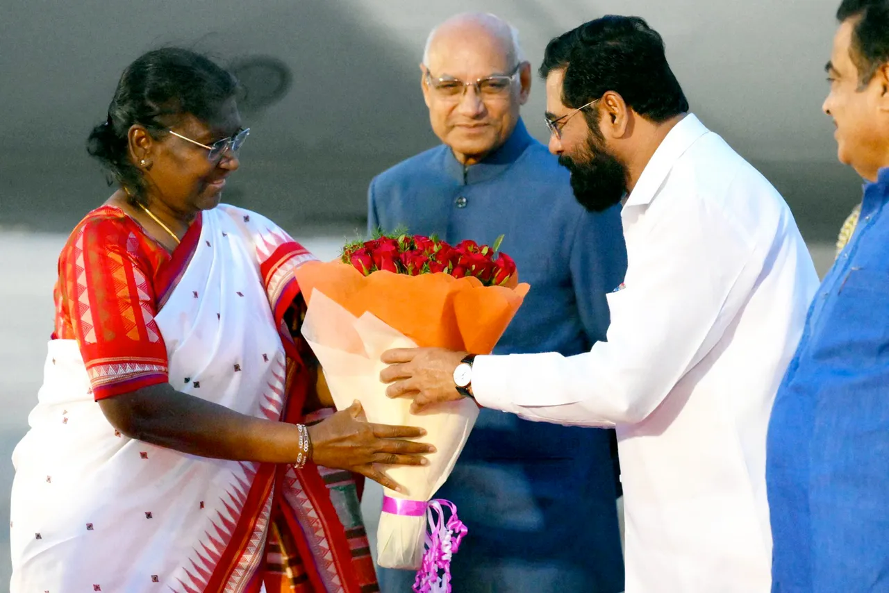 President Droupadi Murmu being welcomed with a bouquet by Maharashtra Chief Minister Eknath Shinde, in Nagpur, Tuesday, July 4, 2023. Maharashtra Governor Ramesh Bais and Union Minister Nitin Gadkari are also seen