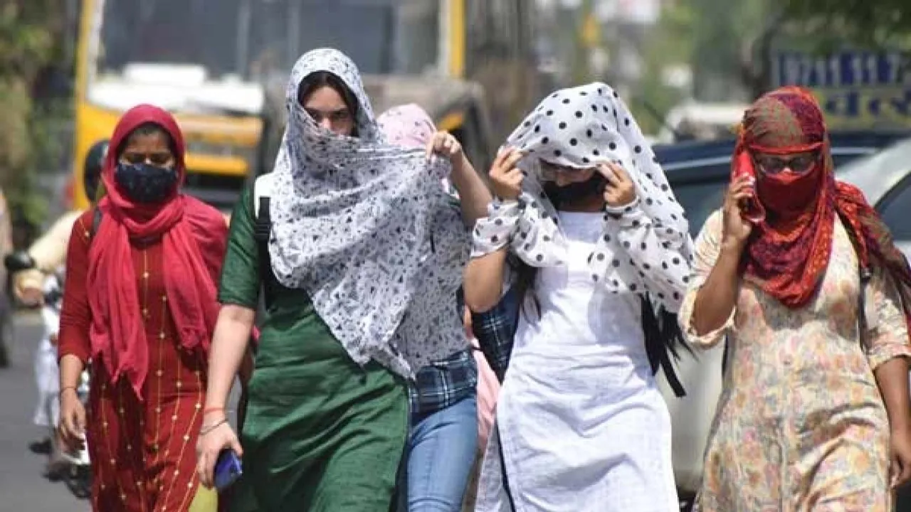Delhi records minimum temperature of 23.3 deg C