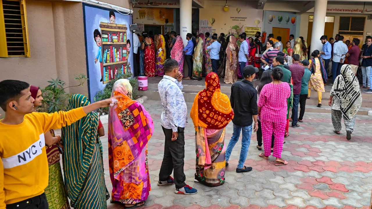 Voters in que in Gujarat elections phase 2