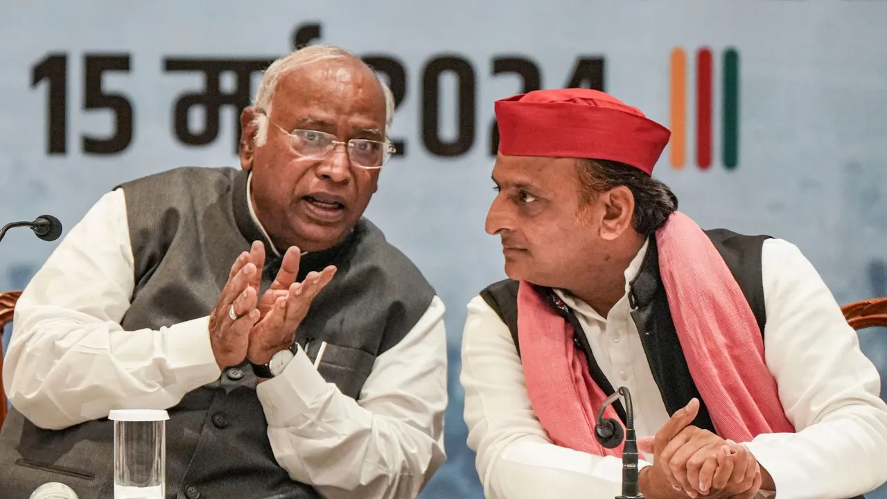 Congress President Mallikarjun Kharge and Samajwadi Party President Akhilesh Yadav at a joint press conference in Lucknow, Wednesday, May 15, 2024