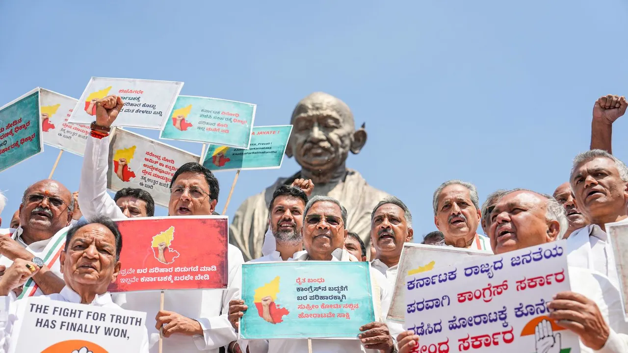 Karnataka Chief Minister Siddaramaiah with Karnataka Congress in-charge Randeep Surjewala, state cabinet ministers and MLAs during a protest against the central government over delay in the release of drought relief funds, at Vidhana Soudha in Bengaluru