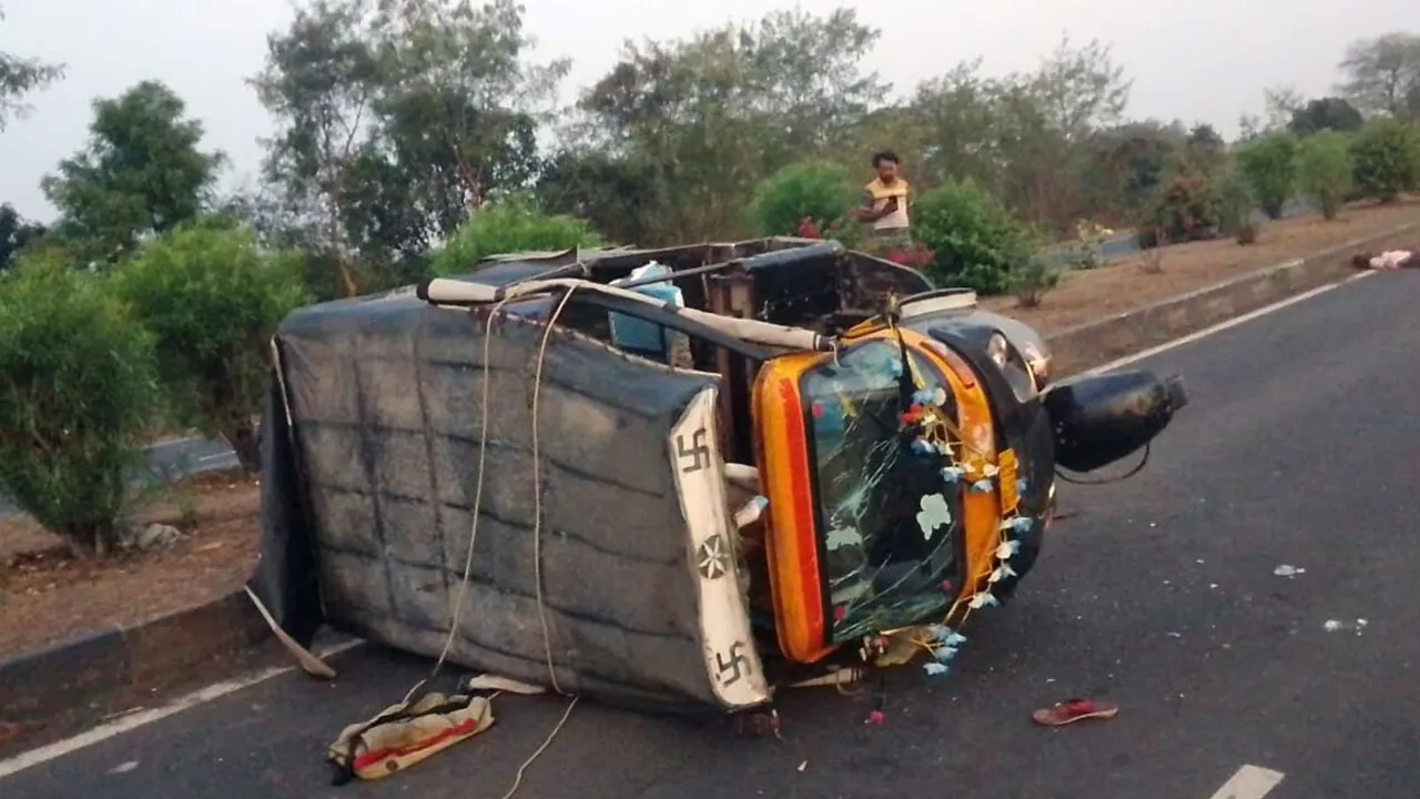 3 persons killed, 11 injured as truck and auto-rickshaw collide in MP's Sagar