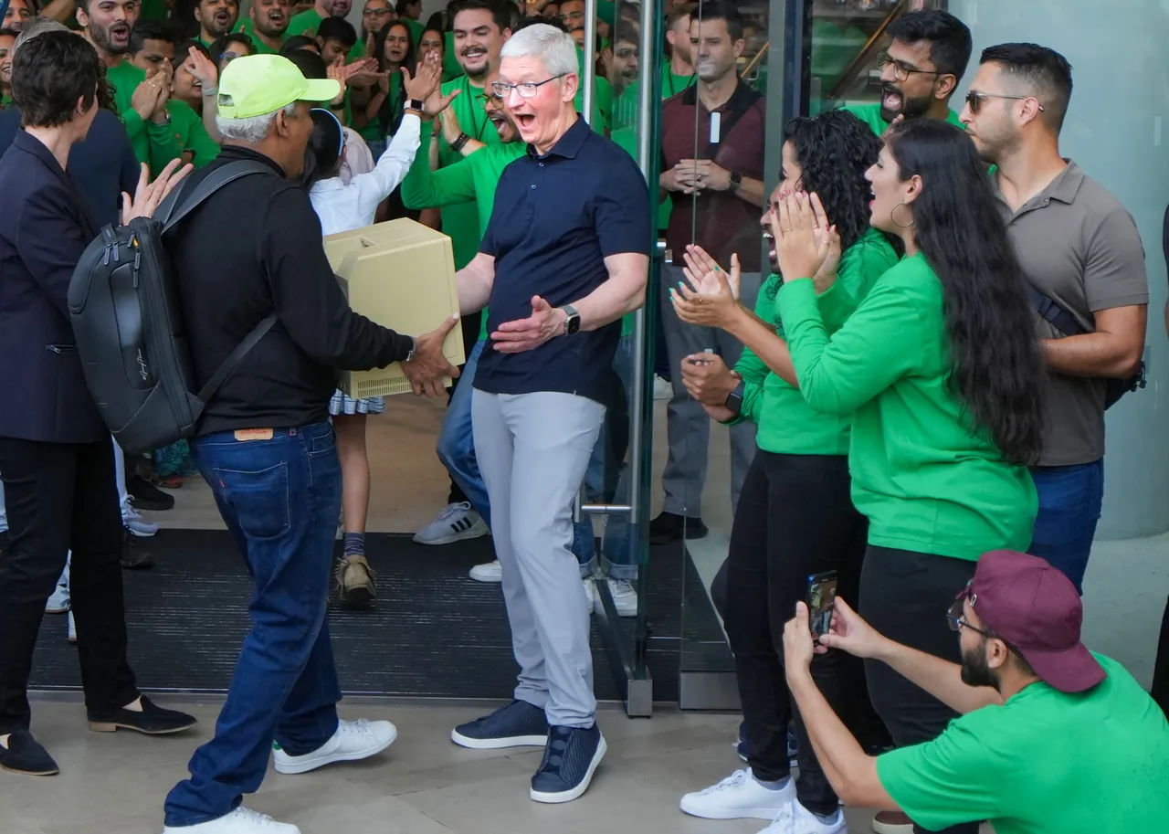 Apple retail store opens in Mumbai Tim Cook