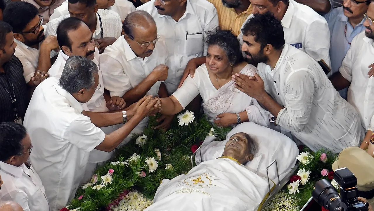 Kerala Chief Minister Pinarayi Vijayan consoles the former Chief Minister Oommen Chandy's wife Maryamma and son Chandy Oommen, in Thiruvananthapuram