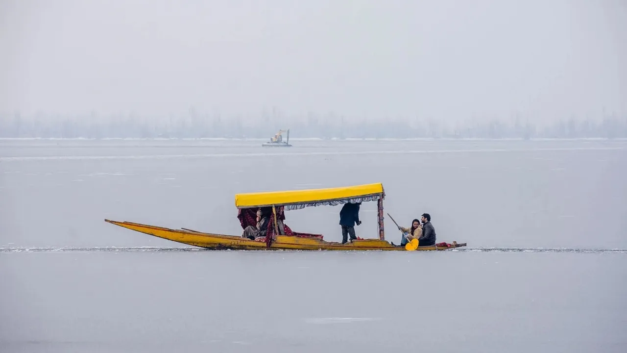 Dal lake frozen Dec14.jpg