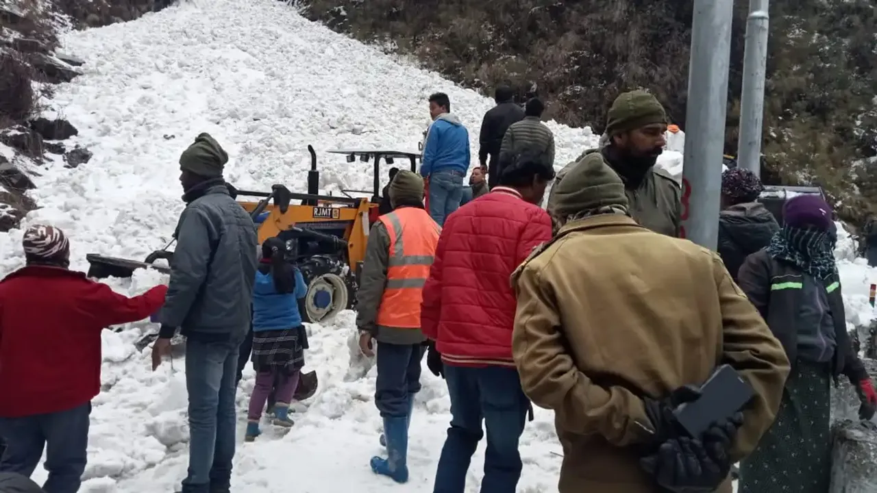 Six tourists die in avalanche in Sikkim's Nathula area
