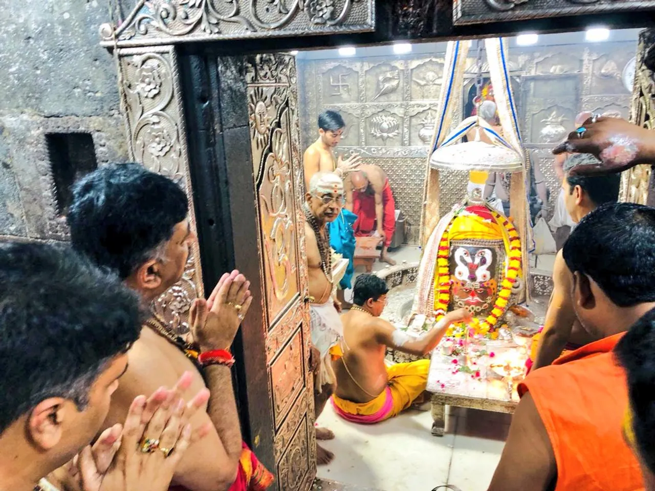 D K Shivakumar Mahakaleshwar temple visit.jpg