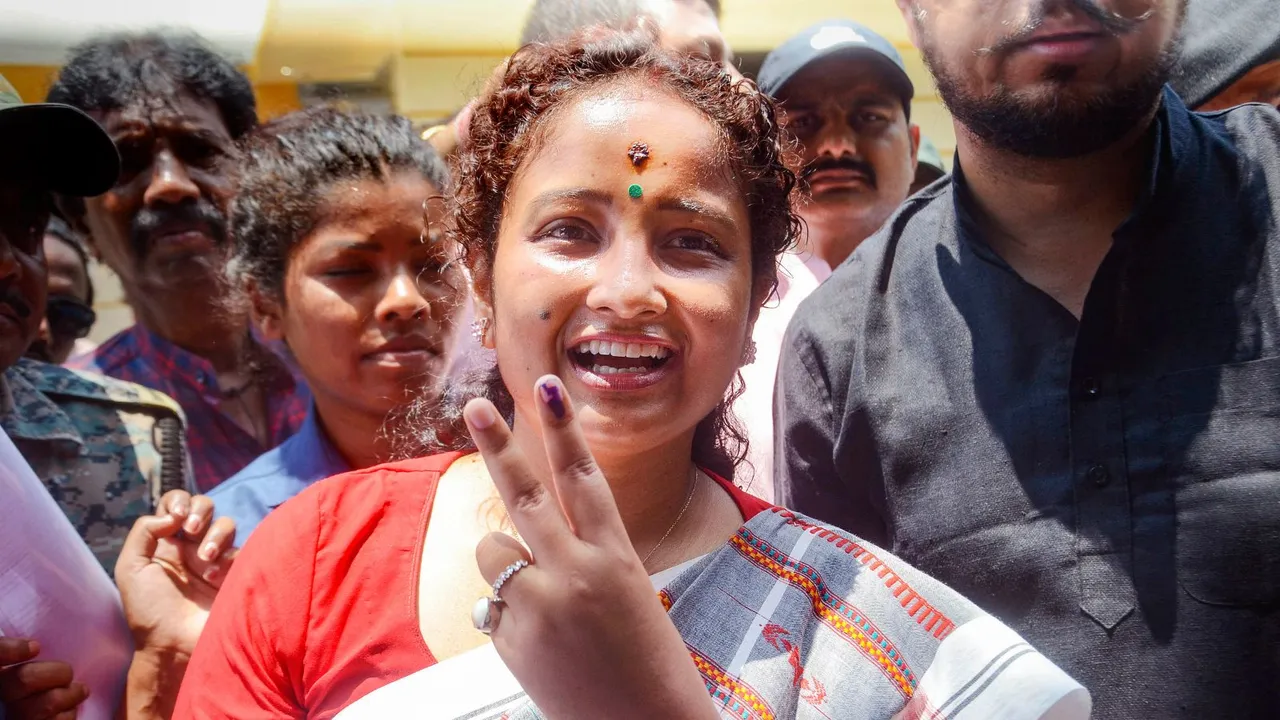 Jharkhand Mukti Morcha (JMM) leader Kalpana Soren shows her finger marked with indelible ink after casting vote during the sixth phase of Lok Sabha elections, in Ranchi, Saturday, May 25, 2024
