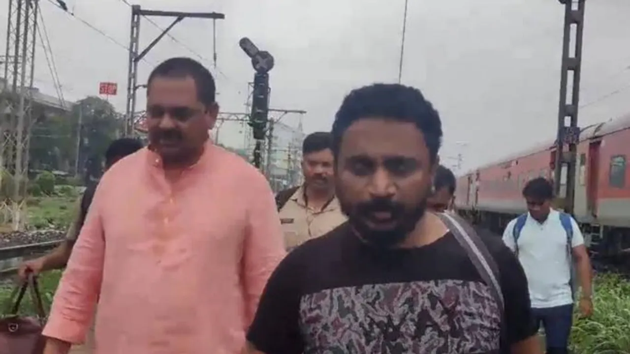 Maharashtra Minister Anil Patil and NCP MLC Amol Mitkari alighted from Howrah-Mumbai train and walked on tracks for some distance