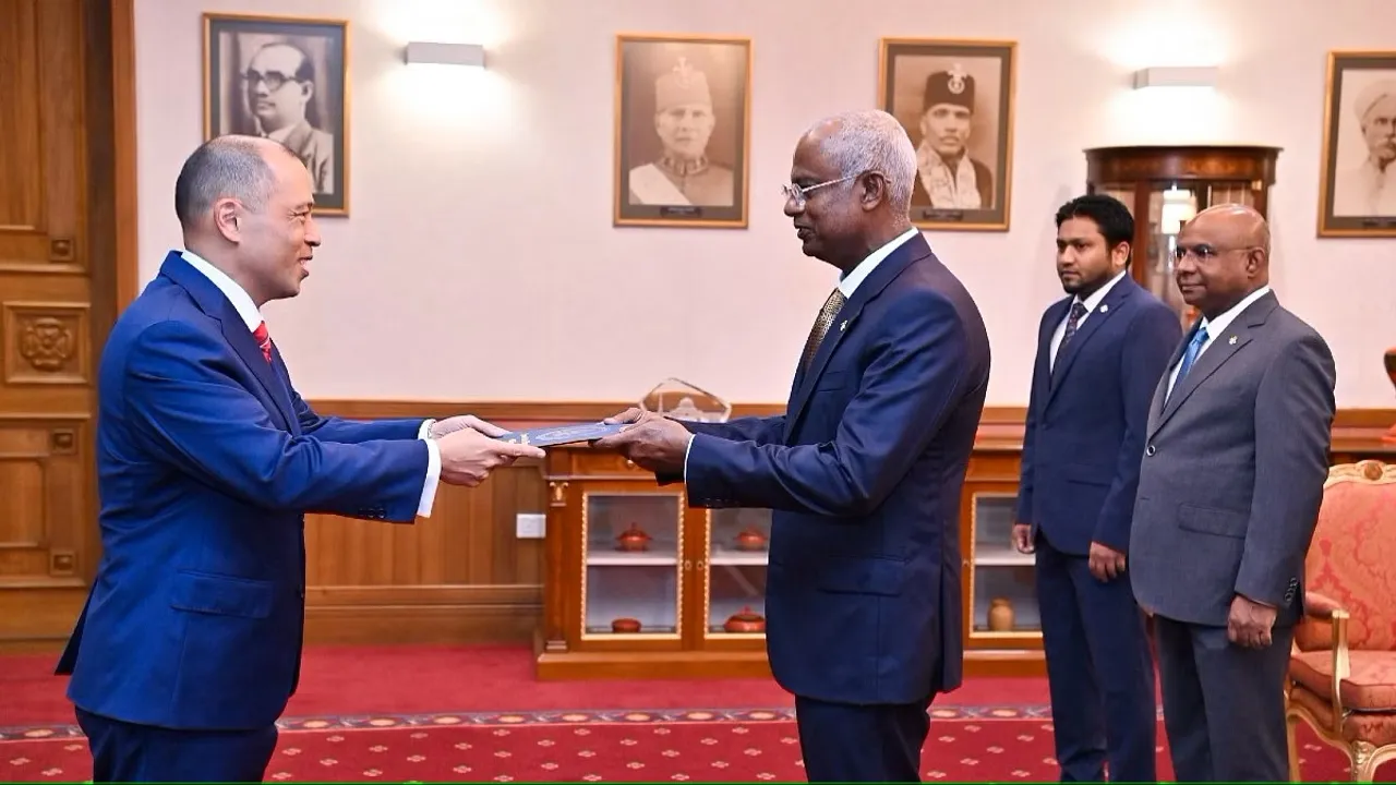 Ambassador Hugo Hue-Ho Yon presenting his credentials to President Ibrahim Mohamed Solih of Maldives