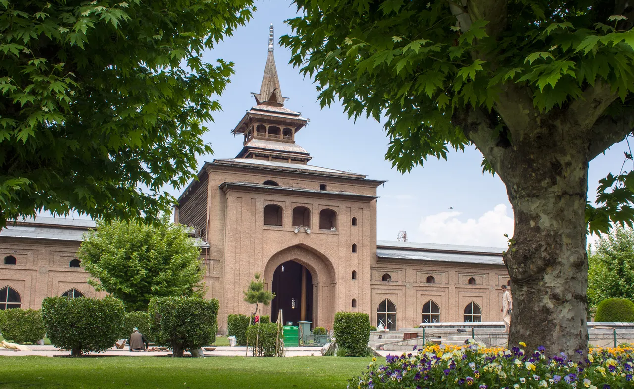 Authorities bar 'Jumma-tul-Vida' prayers at Jamia Masjid in J-K's Srinagar