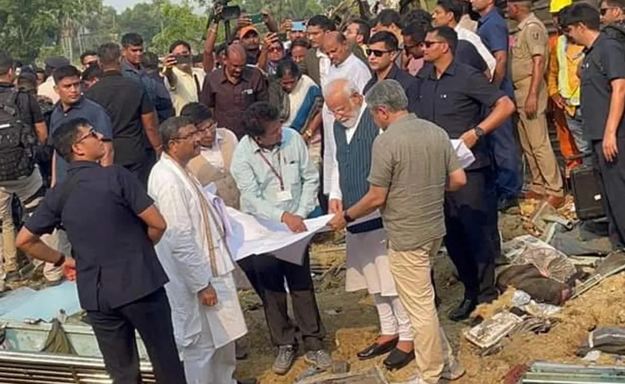 Narendra Modi inspects Odisha train accident site