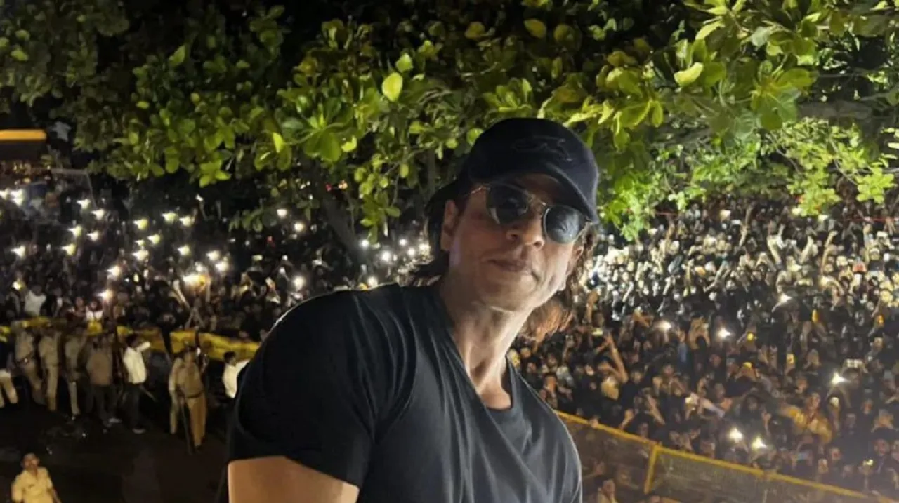 SRK Fans Mannat.jpg