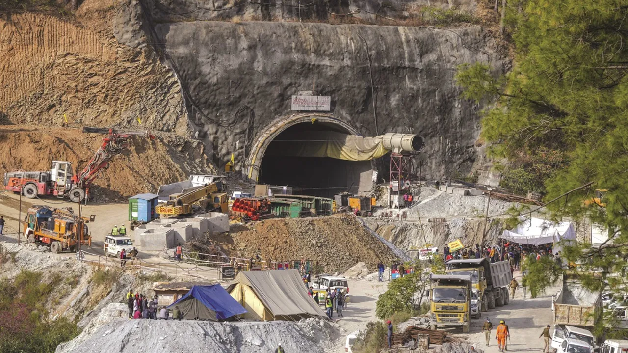Rat hole mining at Silkyara tunnel.jpg