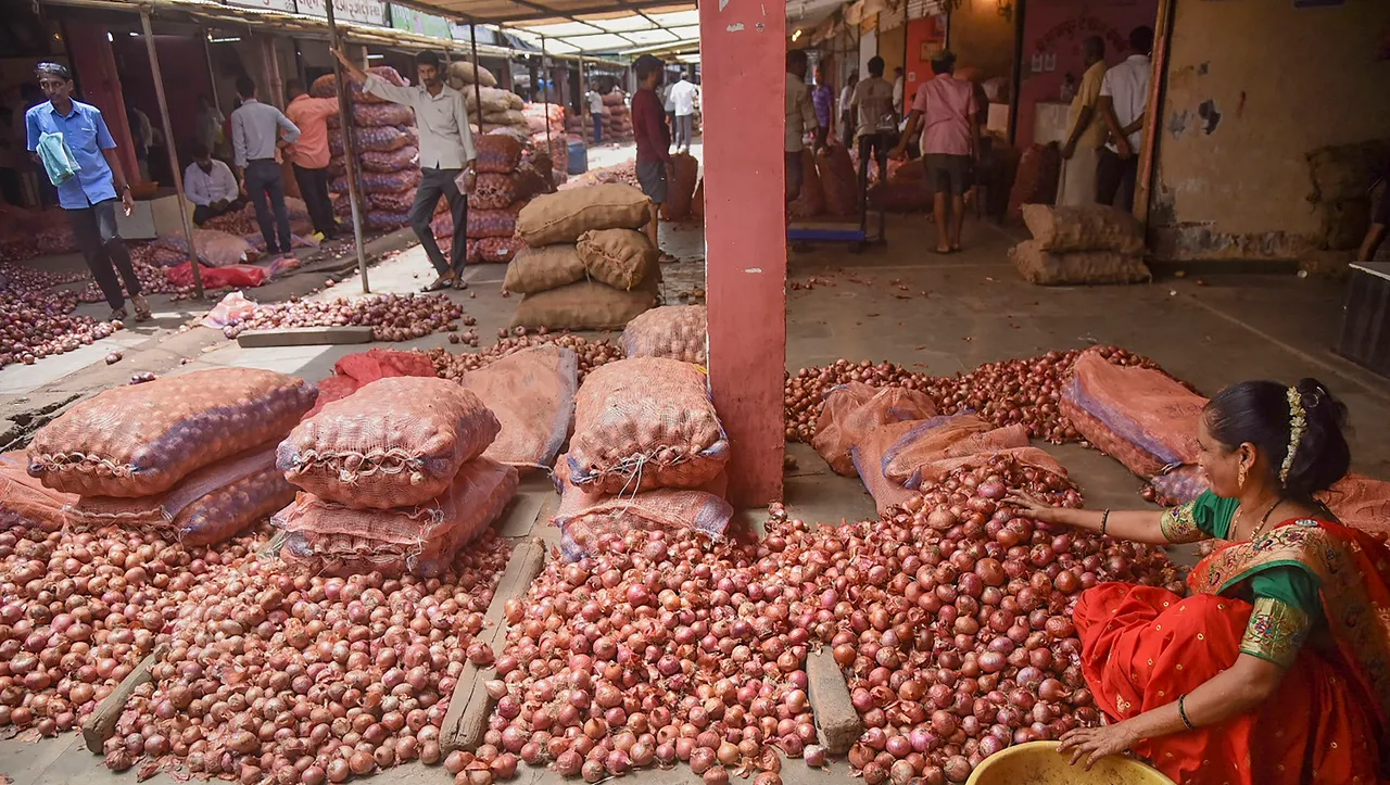 APMC Onion-Potato Market, in Navi Mumbai, Monday, Aug 21, 2023. Union Government has imposed a 40% duty on the export of onions.jpg