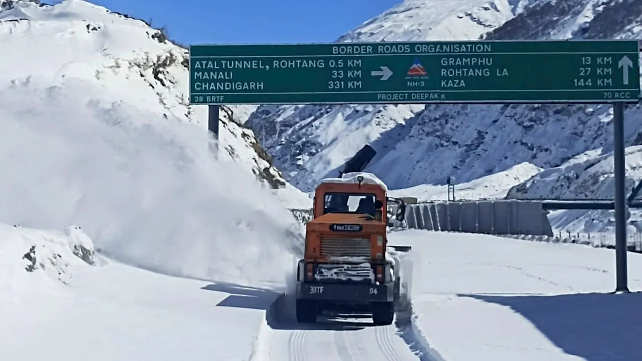 Snowfall disrupts normal life in Himachal, over 500 roads blocked
